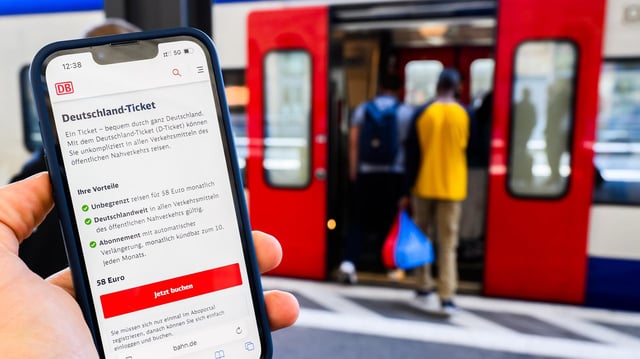 Auf einem Smartphone wird die Kaufoption des Deutschlandtickets angezeigt.
