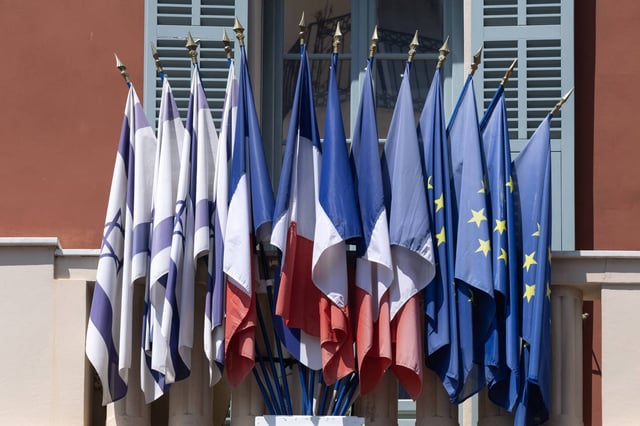 Les drapeaux israéliens au fronton de la mairie de Nice, le 20 juin. 
