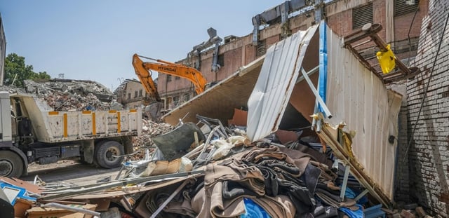 Photo obtenue auprès de l’agence de presse du pouvoir judiciaire iranien, Mizan Online, le 25 juin 2025, montrant une pelleteuse en train de déblayer les gravats devant le complexe pénitentiaire d’Evine, à Téhéran, touché il y a quelques jours par une frappe israélienne