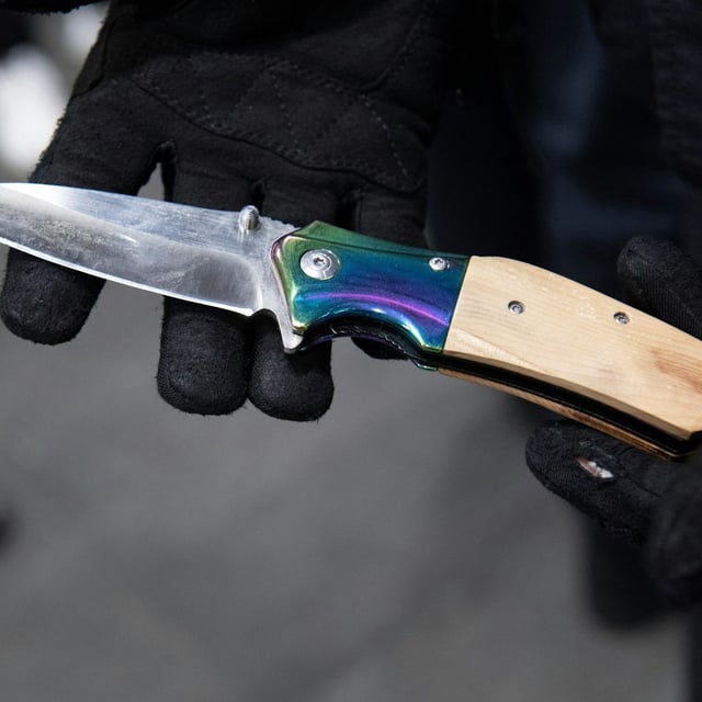 Das Verbot Messer und andere Waffen an Berliner Bahnhöfen mitzuführen ist bis Ende Juli ausgeweitet worden.