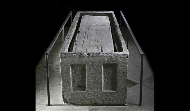 Der Sarkophag Ottos des Großen nach Abnahme der Marmordeckplatte. Im Inneren ist der Holzsarg zu sehen. © Landesamt für Denkmalpflege und Archäologie Sachsen-Anhalt/ Andrea Hörentrup