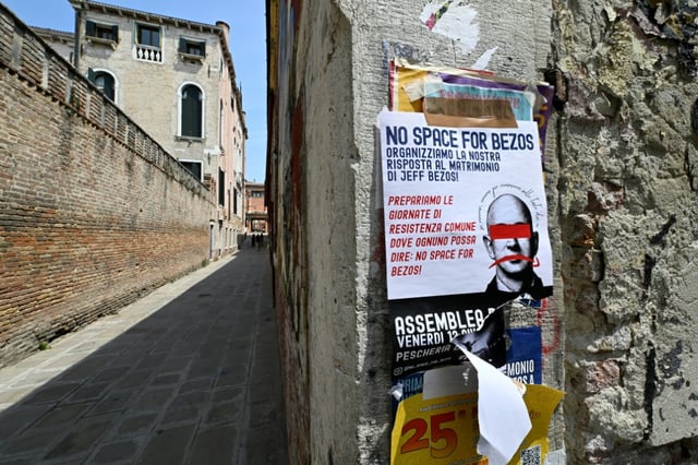 Une affiche "No Space for Bezos" ("Pas de place pour Bezos"), appelant à protester contre son mariage, collée sur un mur de Venise (Italie), le 13 juin 2025
