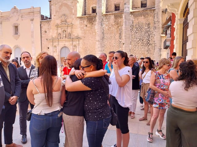 Así ha sido el minuto de silencio en Algemesí tras el doble crimen machista