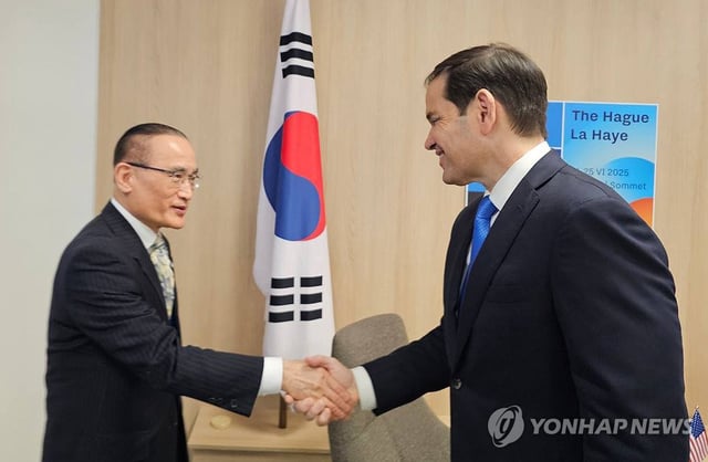 National Security Adviser Wi Sung-lac (L) shakes hands with U.S. Secretary of State Marco Rubio during a meeting on the sidelines of the North Atlantic Treaty Organization summit in the Netherlands on June 24, 2025, in this photo provided by the presidential office. (PHOTO NOT FOR SALE) (Yonhap)