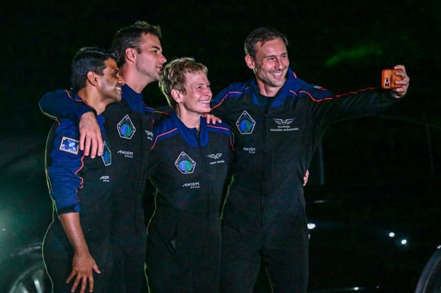 Erstmals sind Astronauten aus Indien, Polen und Ungarn an der Internationalen Raumstation ISS angekommen. Eine Raumkapsel mit den drei Raumfahrern sowie der ehemaligen Nasa-Astronautin Peggy Whitson dockte erfolgreich an der ISS an.