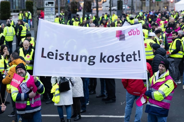 Der langjährige Bundesvorsitzende des Beamtenbunds, Ulrich Siberbach, ist tot. Silberbach starb am Mittwoch nach schwerer Krankheit im Alter von 63 Jahren, wie die Gewerkschaft mitteilte. Erst am Montag war sein Nachfolger gewählt worden.