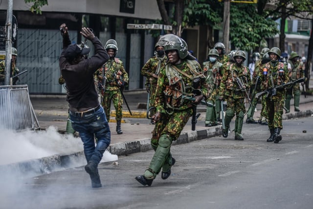 Polizisten in Nairobi gehen gegen einen Demonstranten vor