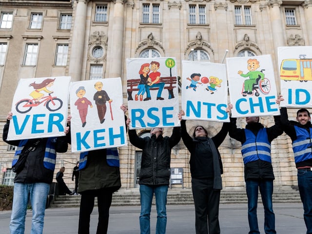 Die Initiative „Volksentscheid Berlin autofrei“ kann ihr Gesetzesvorhaben weiter verfolgen. Der Berliner Verfassungsgerichtshof hat den Antrag zur Einleitung des Volksbegehrens für zulässig erklärt.