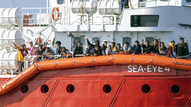 Die "Sea-Eye4" legt in Trapani auf Sizilien an