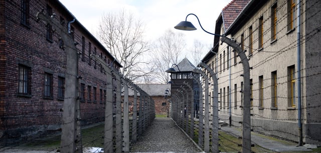 Gebäude und Stacheldraht im ehemaligen deutschen Konzentrationslager Auschwitz