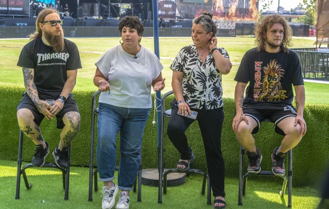 La alcaldesa de Santa Coloma, Mireia González (segunda por la izquierda), en Can Zam junto a representantes del Rock Fest y de los grupos participantes.025 Barcelona Rock Fest. Rueda de prensa con la alcadesa de Santa Coloma de Gramenet, Mireia González Sáez en el Parc de Can Zam. FOTO FERRAN SENDRA