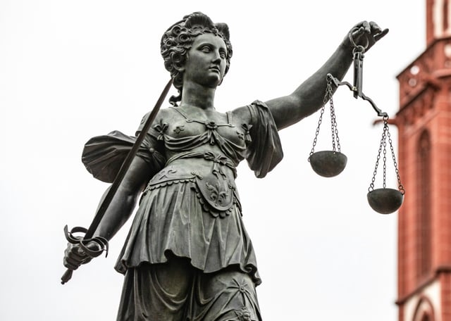 Wegen der Manipulation von Stimmzetteln bei Kommunal- und Landtagswahlen in Sachsen und weiterer Delikte hat das Landgericht Dresden einen 45-Jährigen zu vier Jahren und drei Monaten Haft verurteilt.