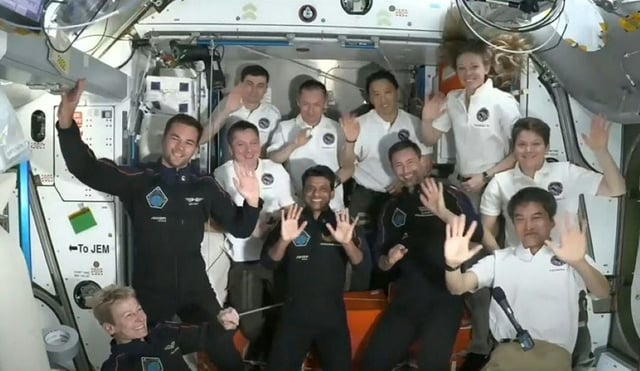 Image tirée d'une diffusion de NASA+, le 26 juin 2025, montrant l'équipage de la mission Axiom 4 à l'intérieur du module Harmony de la Station spatiale internationale (ISS) peu après l'amarrage du vaisseau spatial SpaceX Dragon Crew