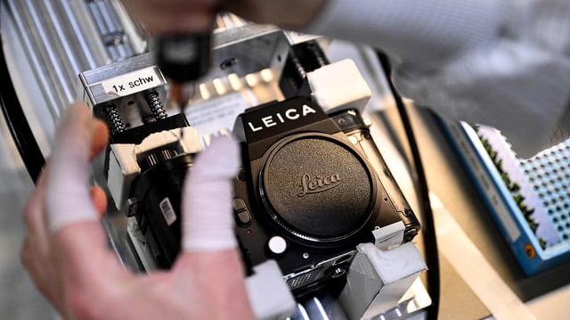 Ein Mitarbeiter montiert eine Leica Kamera im Leica Werk in Wetzlar.