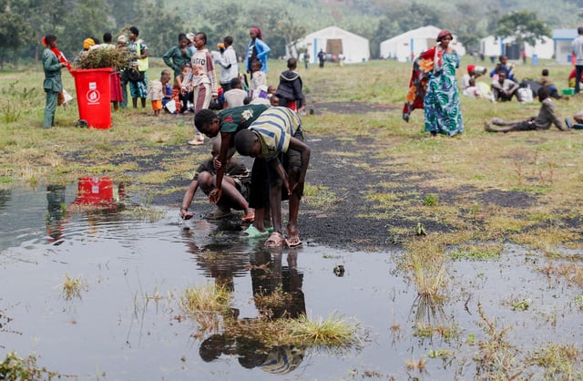 Congolese civilians who fled from Goma, eastern Democratic Republic of Congo following fighting between M23 rebels and the Armed Forces of the Democratic Republic of the Congo (FARDC), wash their feet after arriving at a reception centre in Rugerero near Gisenyi, in Rubavu district, Rwanda, January 28, 2025. REUTERS/Thomas Mukoya/File Photo