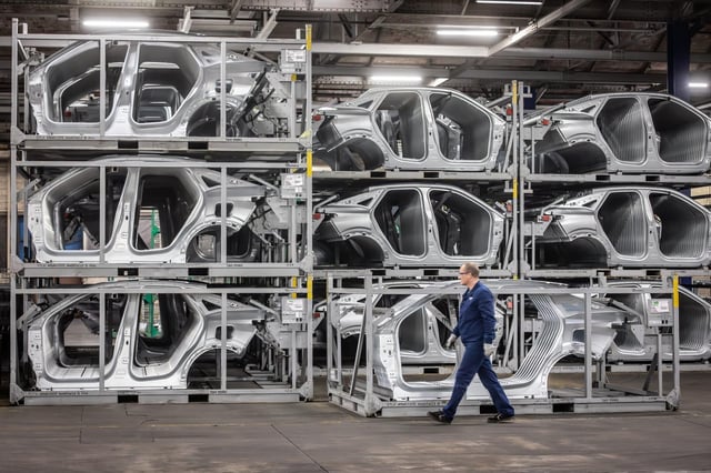 Une étude publiée jeudi 26 juin 2025 indique que l’industrie automobile pourrait perdre plus de 20 % de ses effectifs entre 2024 et 2035, en raison de la baisse de la production de véhicules en France. Ici, l’usine du constructeur automobile Stellantis à Sochaux (Doubs), le 22 février 2025.