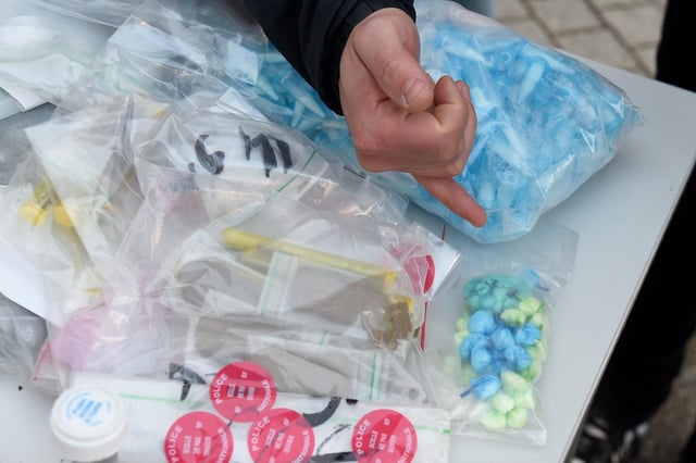 Deux commissaires responsables de l’Office anti-stupéfiants (Ofast) de Marseille placés en garde à vue jeudi 26 juin dans une enquête sur une livraison surveillée de cocaïne début 2023 suspectée d’avoir connu de graves dérives.