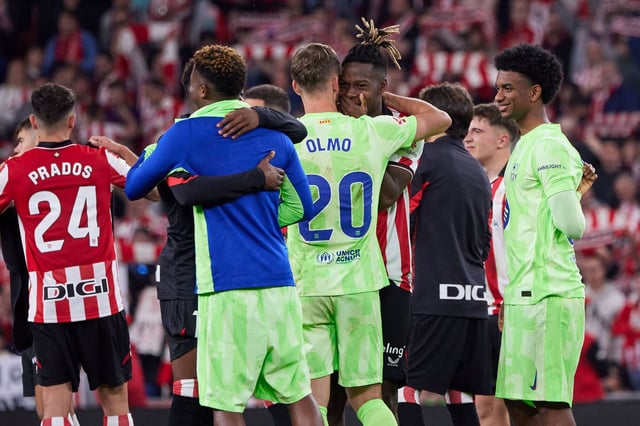 Nico Williams habla con Dani Olmo al final del Athletic-Barça que cerró la Liga 2024-25.