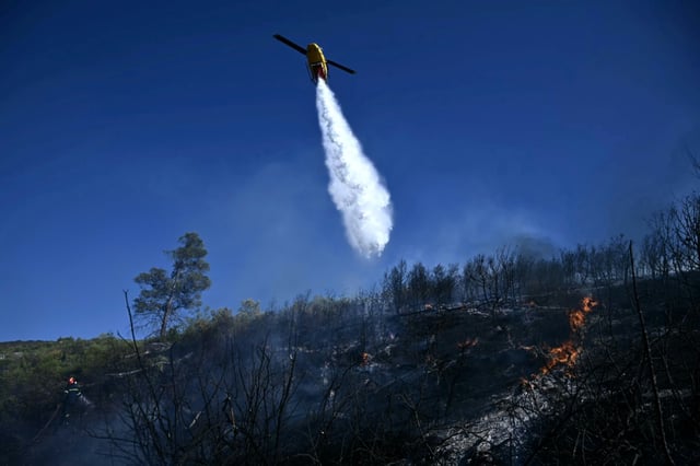 In Griechenland ist im 50 Kilometer südöstlich von Athen gelegenen Badeort Palaia Fokaia ein Waldbrand ausgebrochen.