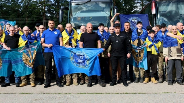 Photo prise et publiée le 26 juin 2025 par le quartier général de coordination pour le traitement des prisonniers de guerre montrant des militaires ukrainiens après leur échange dans un lieu tenu secret en Ukraine