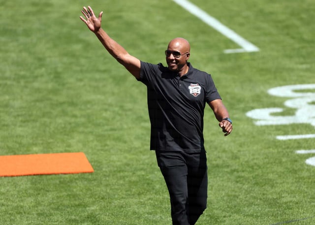 Celebrating 25th anniversary of Oracle Park, former San Francisco Giants’ player Barry Bonds waves to the crowd before Giants’ home opener against Seattle Mariners at Oracle Park in San Francisco on April 4, 2025.