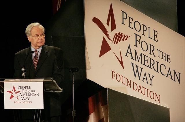 Journalist Bill Moyers delivers the keynote speech at the People for the American Way Foundation's Spirit of Liberty dinner in Beverly Hills September 21, 2004. REUTERS/Fred Prouser FSP/ABP/File Photo