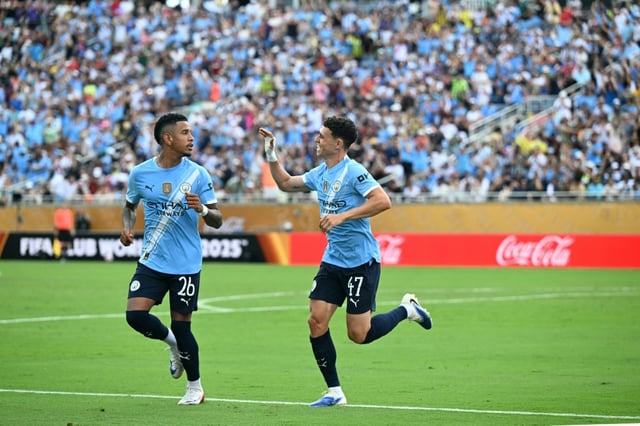 Le Brésilien Savinho (gauche) et l'Anglais Phil Foden célèbrent lors de la victoire de Manchester City contre la Juventus Turin en phase de groupes du Mondial des clubs à Orlando (Floride) le 26 juin 2025
Manchester City's English midfielder #47 Phil Foden (R) celebrates with teammate Brazilian midfielder #26 Savinho after scoring his team's fourth goal during the FIFA Club World Cup 2025 Group D football match between Italy's Juventus and England's Manchester City at the Camping World stadium in Orlando on June 26, 2025.