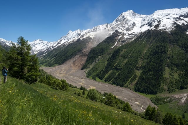 Einen Monat nach dem Gletscherabbruch im Schweizer Kanton Wallis ist die Leiche eines Vermissten identifiziert worden. Wie die Polizei am Donnerstag mitteilte, wurde die Leiche des Mannes nahe des kleinen Orts Blatten gefunden, das Ende Mai von einer riesigen Lawine überrollt worden war.