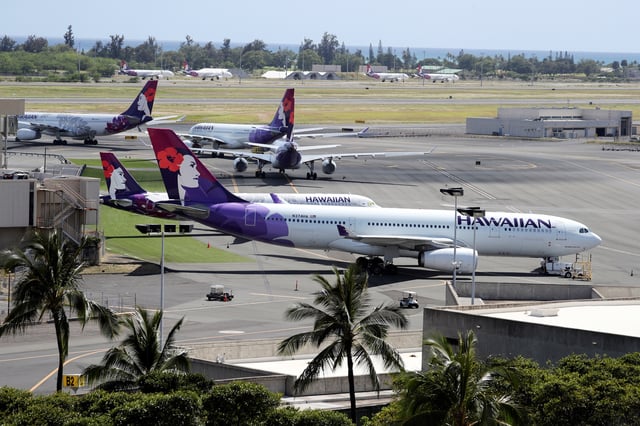 Hawaiian Airlines airplanes on the runway at the Daniel K. Inouye International Airport in Honolulu, Hawaii, U.S. April 28, 2020. REUTERS/Marco Garcia/File Photo
