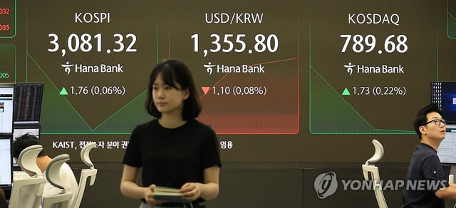 This photo, taken June 27, 2025, shows the dealing room of Hana Bank in Seoul. (Yonhap)
