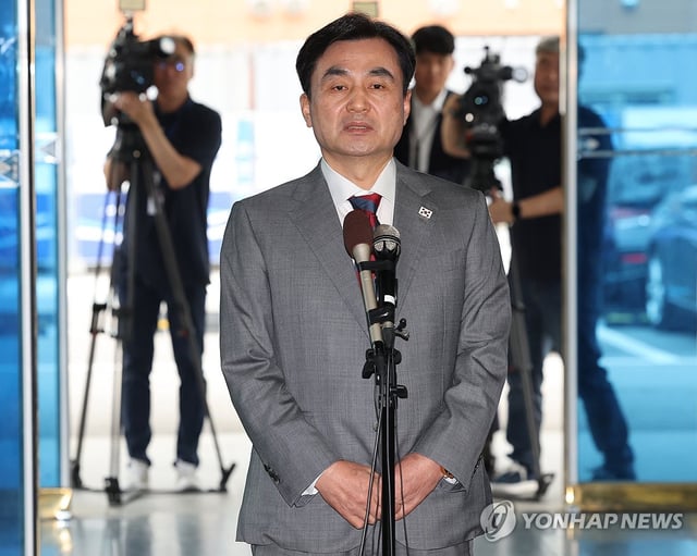 Ahn Gyu-back, nominated by President Lee Jae Myung as the defense minister, speaks to reporters as he arrives at a temporary office in Seoul on June 27, 2025, to prepare for his parliamentary confirmation hearing. (Yonhap)