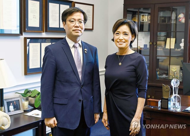 South Korean Trade Minister Yeo Han-koo (L) and Rep. Young Kim (R-CA) pose for a photo during their meeting at Capitol Hill in Washington on June 26, 2025, in this photo released by the South Korean industry ministry. (PHOTO NOT FOR SALE) (Yonhap)