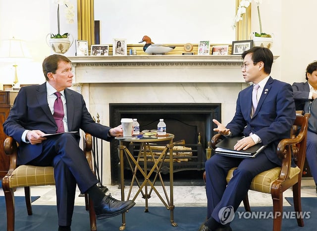 South Korean Trade Minister Yeo Han-koo (R) talks with U.S. Sen. Bill Hagerty during their meeting at Capitol Hill in Washington on June 26, 2025, in this photo released by the South Korean industry ministry. (PHOTO NOT FOR SALE) (Yonhap)