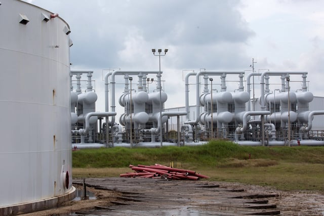 An oil storage tank and crude oil pipeline equipment are seen during a tour by the Department of Energy at the Strategic Petroleum Reserve in Freeport, Texas, U.S., June 9, 2016.  REUTERS/Richard Carson/File Photo