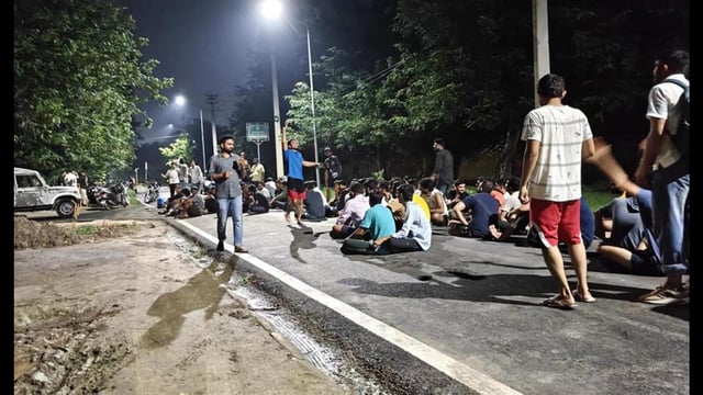 The students of Chaudhary Charan Singh Haryana Agricultural University protest on a road in Hisar on Thursday. (HT Photo)