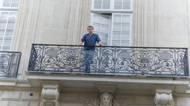 Jonathan Anderson sur le balcon du 30, avenue Montaigne, adresse historique de la maison Dior