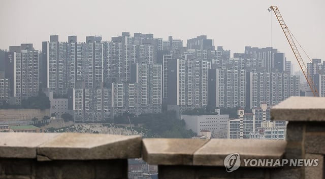 This photo taken June 27, 2025, shows an apartment complex in Seoul. (Yonhap)