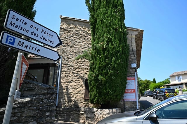 Un panneau indique la direction de la salle des fêtes de Goult, dans le département du Vaucluse, site d’une fusillade mortelle lors d’une fête de mariage pour laquelle deux hommes ont été mis en examen et écroués, jeudi 26 juin 2025.