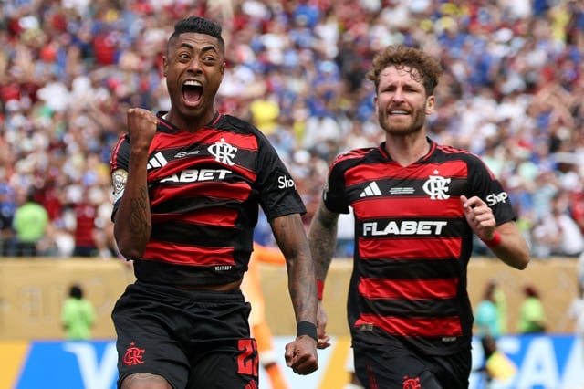 L'attaquant de Flamengo Bruno Henrique (g) après avoir marqué un but contre Chelsea lors du Mondial des clubs, le 20 juin 2025 à Philadelphie