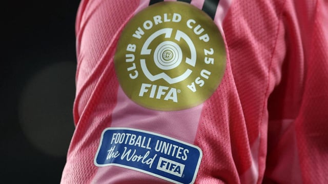Das Logo der Klub-WM der FIFA auf einem Trikotärmel