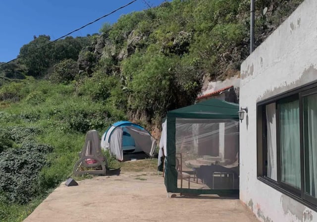 Anuncio de Airbnb de una tienda de campaña en jardín privado que se publicitaba como alquiler vacacional en Gran Canaria