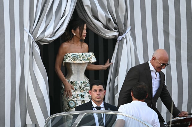 Lauren Sánchez et Jeff Bezos quittent l’Aman, l’hôtel où ils ont trouvé refuge pendant leur mariage. (Venise, le 26 juin 2025.)