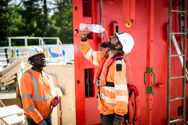 Un travailleur du bâtiment se rafraîchit, à Nantes le 19 juin 2025, lors de la vague de chaleur qui touche la France