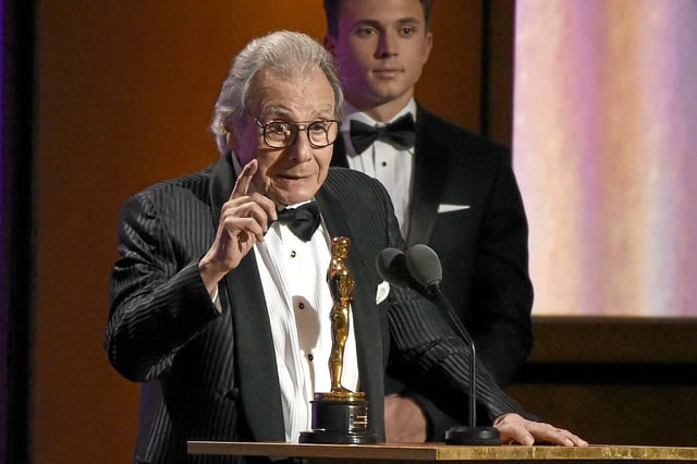 Récipiendaire de quatre Grammy Awards, le compositeur argentin Lalo Schifrin obtient un oscar d’honneur en 2018, des mains de Clint Eastwood.
