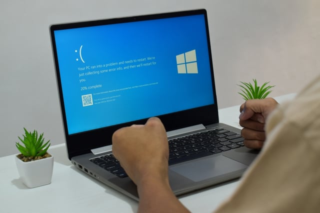 Das Ende des BSOD: Nach 40 Jahren sehen Windows-Nutzer:innen bei Systemabstürzen künftig schwarz statt blau. (Foto: Mulad Images / Shutterstock)