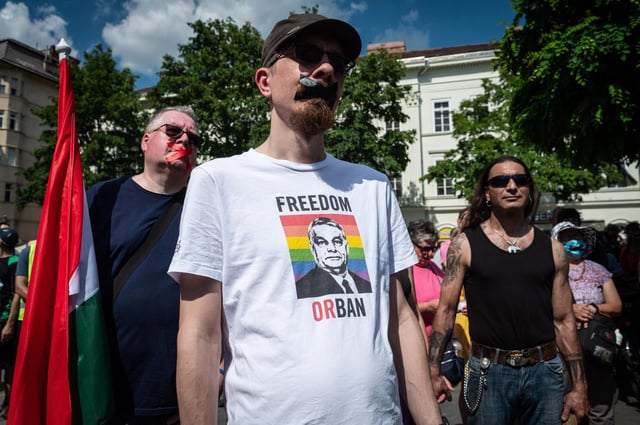 Manifestation dans le centre de Budapest, le 1er juin, contre l’interdiction de la marche ces fiertés européennes.
