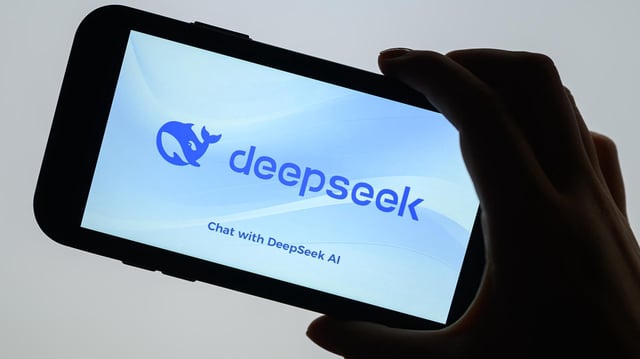 Das Logo von DeepSeek ist auf dem Display eines Handys zu sehen.