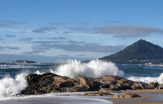 Vista de la desembocadura del Miño desde Caminha, con el islote de Insua y Santa Trega al fondo