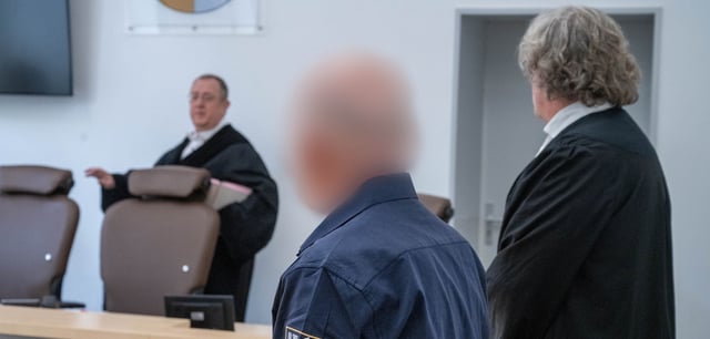 Der Angeklagte steht vor Beginn des Strafverfahrens im Verhandlungssaal des Amtsgerichts