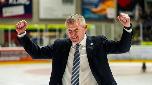 Niklas Sundblad (Dresdner Eisloewen, Chef-Trainer) jubelt nach dem Gewinn der DEL2 Meisterschaft.
